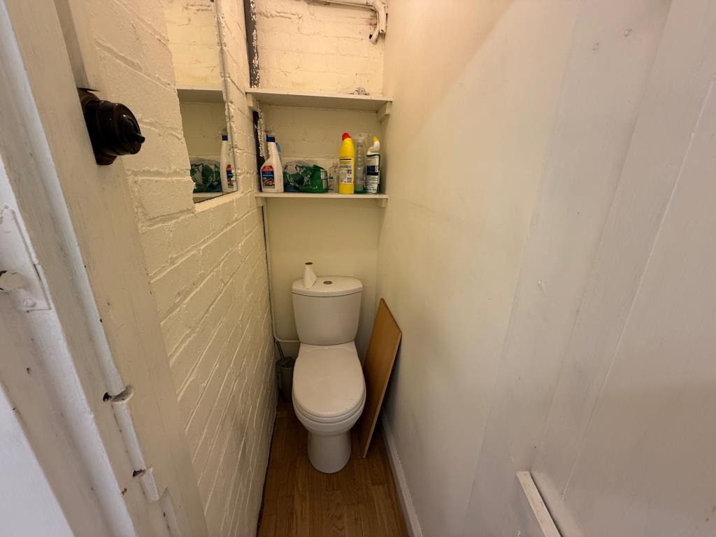 Lot: 28 - VACANT COMMERCIAL PREMISES - RETAIL OR STUDIO UNIT - Cloakroom/WC